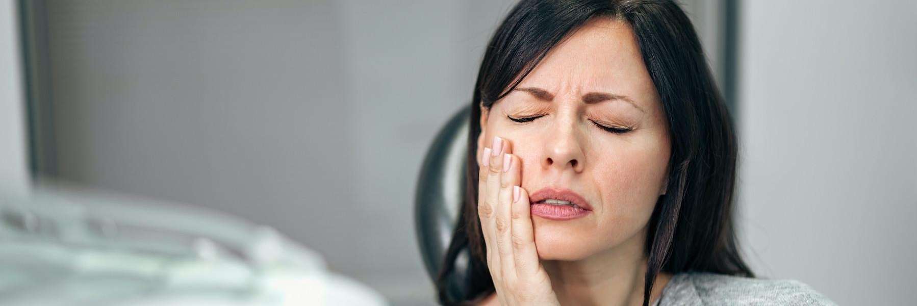 A woman with tooth and jaw pain